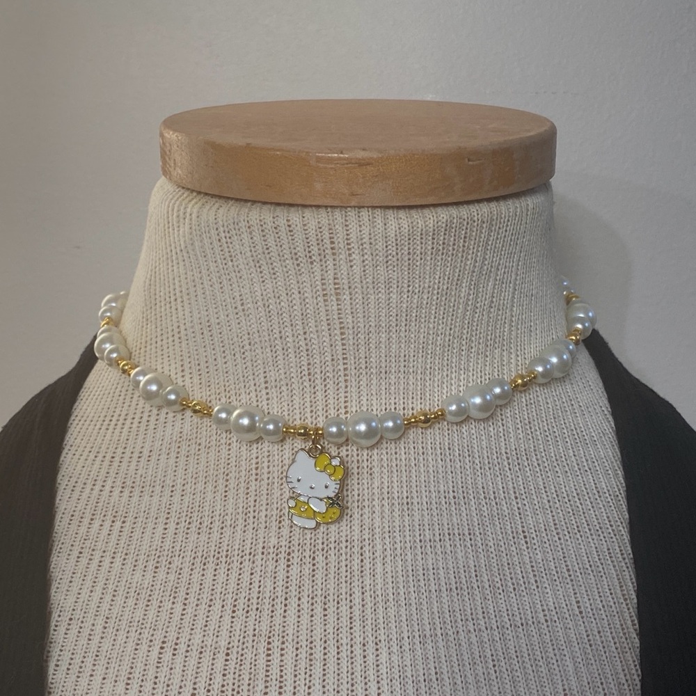 Hello Kitty Pearl and Gold Necklace